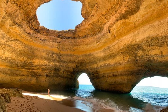 6c305336-12bb-49c4-a7c9-e6cf4e9a1fae Bild der Benagil Höhle von innen