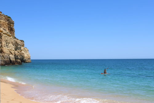 zwei Frauen auf Stand up Paddle rudern rauf auf das Meer