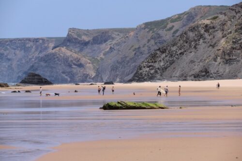 Menschen vor der Steilküste in Castelejo