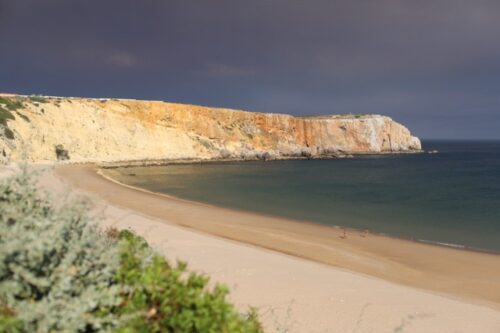 Strandbucht mit dunklem Meer und dunklem HImmel