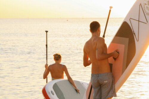 Stand Up Paddler bringen Board an's Wasser