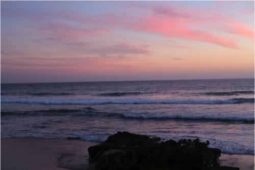 Sonnenuntergang am Meer, der Himmel ist rosa gefärbt