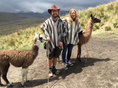 Mann und Frau die verkleidet sind und jeweils ein Lama an der Leine haben